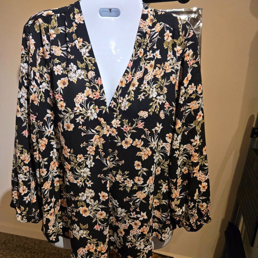 NWT Vince Camuto floral  top